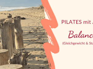 Holzwellenbrecher am Strand am Atlantik